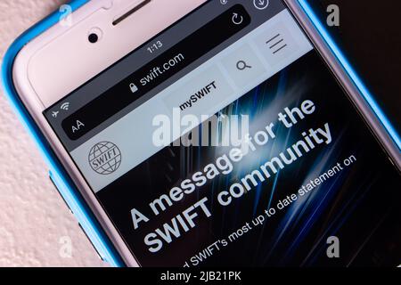 Website von SWIFT (The Society for Worldwide Interbank Financial Telecommunication), einem weltweit sicheren Nachrichtendienst für Finanzdienstleister, auf einem iPhone Stockfoto
