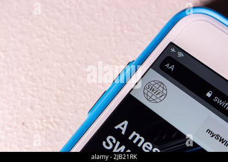 Website von SWIFT (The Society for Worldwide Interbank Financial Telecommunication), einem weltweit sicheren Nachrichtendienst für Finanzdienstleister, auf dem iPhone Stockfoto