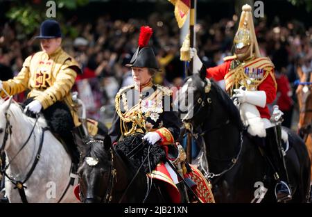 Die Königliche Prinzessin nimmt an der königlichen Prozession Teil, verlässt den Buckingham Palace zur Trooping the Colour Ceremony bei der Horse Guards Parade im Zentrum von London, wo die Königin am ersten Tag des Platin-Jubiläums ihren offiziellen Geburtstag feiert. Bilddatum: Donnerstag, 2. Juni 2022. Stockfoto