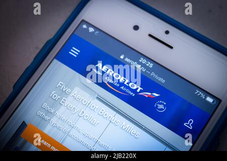 Logo von Aeroflot (PJSC Aeroflot – Russian Airlines), Flaggengesellschaft und größte Fluggesellschaft der Russischen Föderation, auf ihrer Website auf dem iPhone in dunkler Stimmung Stockfoto