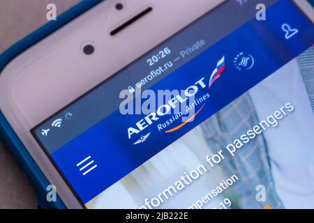 Logo von Aeroflot (PJSC Aeroflot – Russian Airlines), der Flaggengesellschaft und größten Fluggesellschaft der Russischen Föderation, auf ihrer Website auf dem iPhone. Stockfoto