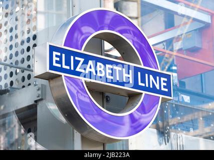 Das Wahrzeichen der Londoner U-Bahn-Station ist das Schild für die Elizabeth Line in Abbey Wood, die eröffnet wurde, als Queen Elizabeth II. Ihr Platin-Jubiläum feiert. Stockfoto