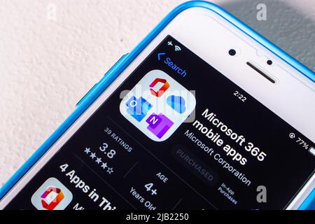 Kumamoto, JAPAN - Jan 20 2022 : Microsoft 365 mobile Apps im App Store auf dem iPhone. Microsoft 365 (früher Office 365) ist ein Abonnement von Microsoft Stockfoto