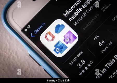 Microsoft 365 mobile Apps im App Store auf einem iPhone in dunkler Stimmung. Microsoft 365 (früher Office 365) ist ein Abonnementdienst von Microsoft. Stockfoto