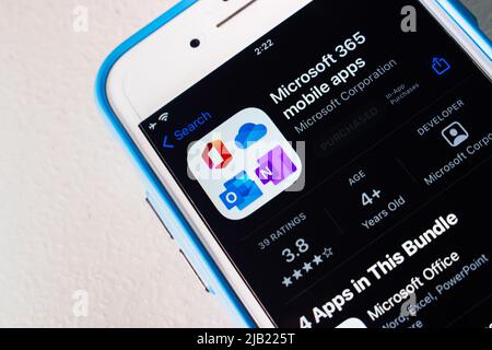 Kumamoto, JAPAN - Jan 20 2022 : Microsoft 365 mobile Apps im App Store auf dem iPhone. Microsoft 365 (früher Office 365) ist ein Abonnement von Microsoft Stockfoto