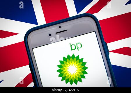 Logo von BP plc (ehemals British Petroleum Company plc) auf einem Smartphone auf Union Jack. BP ist ein britisches Öl- und Gasunternehmen mit Sitz in London Stockfoto