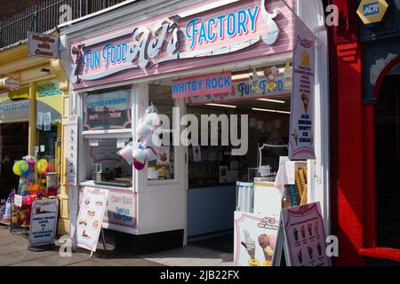 Whitby Rock und Fast-Food-Shop an der West Pier Road Stockfoto