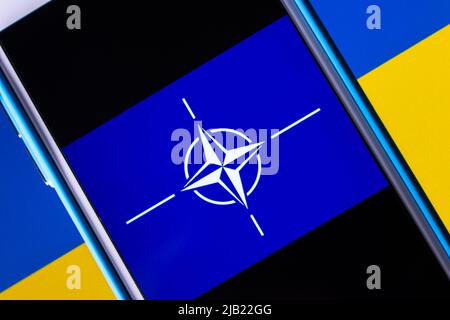 Logo der NATO (Organisation des Nordatlantikvertrags, OTAN) auf der Ukraine-Flagge. Die NATO ist ein Militärbündnis zwischen 28 EU- und 2 nordamerikanischen Ländern Stockfoto