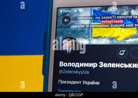 Twitter-Account von Wolodymyr Zelenskyy, dem sechsten und amtierenden Präsidenten der Ukraine (ehemaliger Schauspieler und Komiker), auf dem iPhone auf der Ukraine-Flagge. Stockfoto