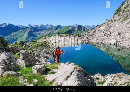 Wanderer steigen in den Allgäuer Alpen bei Oberstdorf auf den Gipfel Stockfoto