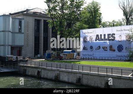 München, Deutschland. 02.. Juni 2022. Das Deutsche Museum ist noch immer von einer Baustelle umgeben. Der erste modernisierte Teil soll am 8. Juli eröffnet werden. Quelle: Angelika Warmuth/dpa/Alamy Live News Stockfoto