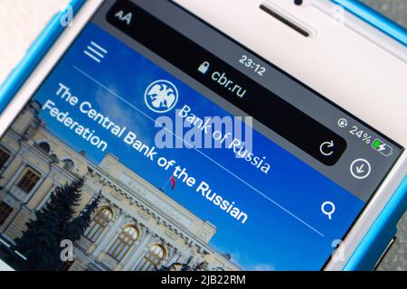 Kumamoto, JAPAN - Mär 1 2022 : Verschließen Sie die Website der Russischen Zentralbank (Zentralbank der Russischen Föderation) auf dem Smartphone-Bildschirm. Stockfoto