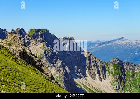 Beeindruckender Blick auf die Allgäuer Alpen an einem Sommermorgen mit dem Hohen Ifen im Hintergrund Stockfoto