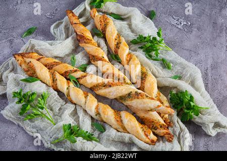 Blätterstäbchen mit Käse und Kräutern. Hausgemachte Paniermehl mit Sauce Stockfoto