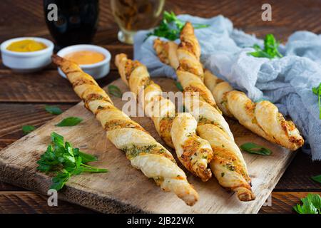 Blätterstäbchen mit Käse und Kräutern. Hausgemachte Paniermehl mit Sauce Stockfoto