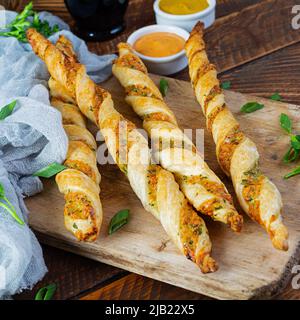 Blätterstäbchen mit Käse und Kräutern. Hausgemachte Paniermehl mit Sauce Stockfoto