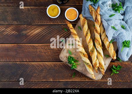 Blätterstäbchen mit Käse und Kräutern. Hausgemachte Paniermehl mit Sauce Stockfoto