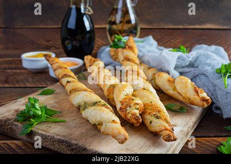 Blätterstäbchen mit Käse und Kräutern. Hausgemachte Paniermehl mit Sauce Stockfoto