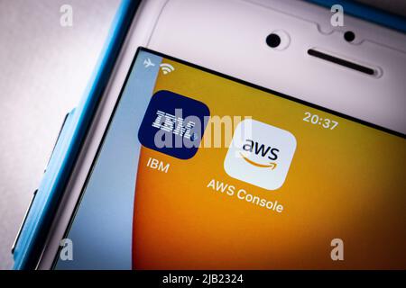Konzeptionelles Bild von IBM und AWS (Amazon Web Services) auf dem Smartphone-Bildschirm in dunkler Stimmung. Das Internet Cloud Computing und Technologiekonzept. Stockfoto