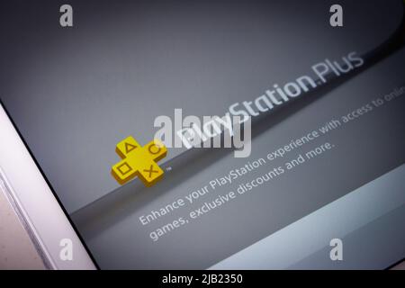 Kumamoto, JAPAN - Apr 5 2022 : Logo von PlayStation Plus im Jahr PlayStation.com. Offiziell gab bekannt, dass PS Now im Juni 2022 mit dem neuen PS Plus zusammenwachsen wird Stockfoto