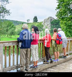 Gut behöhte Senioren wandern in idyllischer Natur Stockfoto