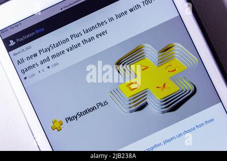 „Im Juni startet das brandneue PlayStation Plus“-System auf PlayStation.com. Der offizielle gab bekannt, dass PS Now im Juni 2022 mit dem neuen PS Plus verschmelzen wird Stockfoto