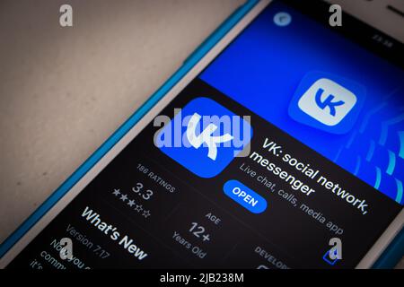 Kumamoto, JAPAN - Mär 23 2022 : Logo der VK App (VKontakte), einer russischen SNS mit Sitz in Sankt Petersburg, im App Store auf einem iPhone in dunkler Stimmung Stockfoto