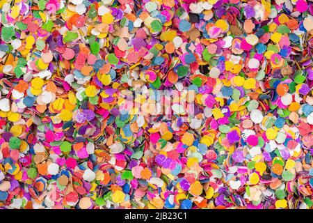 Kleine farbige Papierstücke, die Menschen bei einer Feier, insbesondere bei einer Hochzeit, in die Luft werfen Stockfoto