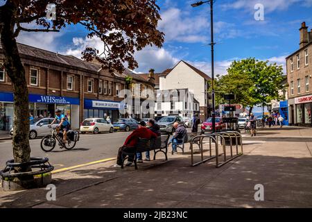 Blick auf die Menschen im Stadtzentrum von Largs North Ayrshire mit Sonnenschein im Mai Stockfoto