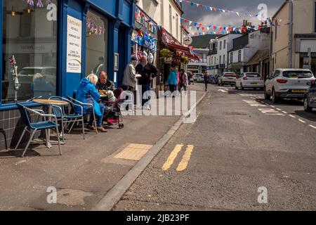 Blick auf die Menschen im Stadtzentrum von Largs North Ayrshire mit Sonnenschein im Mai Stockfoto