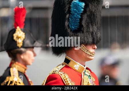 Der Herzog von Cambridge nimmt an der königlichen Prozession im Vorfeld der Trooping the Colour Ceremony auf der Horse Guards Parade im Zentrum von London Teil, während die Königin am ersten Tag des Platin-Jubiläums ihren offiziellen Geburtstag feiert. Bilddatum: Donnerstag, 2. Juni 2022. Stockfoto