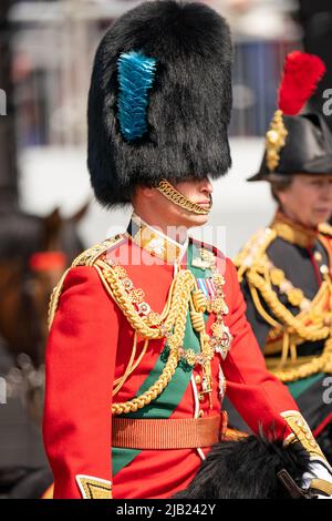 Der Herzog von Cambridge nimmt an der königlichen Prozession im Vorfeld der Trooping the Colour Ceremony auf der Horse Guards Parade im Zentrum von London Teil, während die Königin am ersten Tag des Platin-Jubiläums ihren offiziellen Geburtstag feiert. Bilddatum: Donnerstag, 2. Juni 2022. Stockfoto