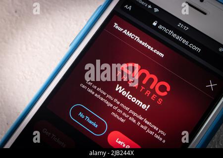 Kumamoto, JAPAN - Jan 14 2022 : die Website von AMC Theatres, einer US-Kinokette mit Sitz in Leawood, Kansas, wird auf dem iPhone im Dunkeln angezeigt Stockfoto