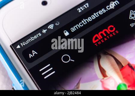 Kumamoto, JAPAN - Jan 14 2022 : das Logo von AMC Theatres, einer US-Kinokette mit Sitz in Leawood, Kansas, auf ihrer Website auf einem iPhone Stockfoto