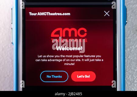 Kumamoto, JAPAN - Jan 14 2022 : die Website von AMC Theatres, einer US-Kinokette mit Sitz in Leawood, Kansas, auf dem iPhone-Bildschirm. Stockfoto