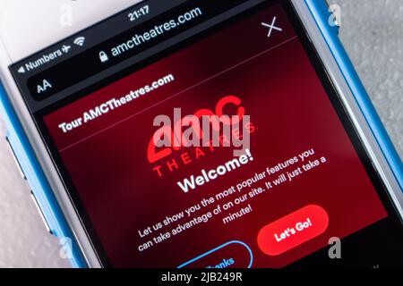 Kumamoto, JAPAN - Jan 14 2022 : die Website von AMC Theatres, einer US-Kinokette mit Sitz in Leawood, Kansas, auf dem iPhone. Stockfoto