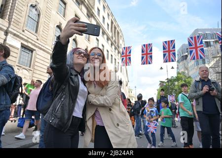 London, Großbritannien. 2.. Juni 2022. Tausende nehmen an der Geburtstagsparade der Queen Teil und feiern das Platin-Jubiläum der Queen, The Mall, Trafalgar Square, London, Großbritannien. 2.. Juni 2022. Quelle: Siehe Li/Picture Capital/Alamy Live News Stockfoto