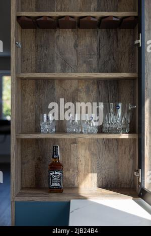 Kiew, Ukraine, 15. September 2021. Eine Flasche Jack Daniels Whiskey und ein Set Luminarc Glaswaren im Küchenschrank Stockfoto