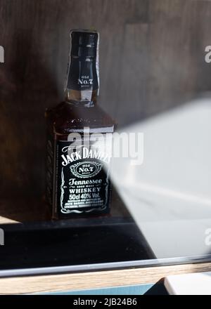 Kiew, Ukraine, 15. September 2021. Eine Flasche Jack Daniels Whiskey im Küchenschrank Stockfoto