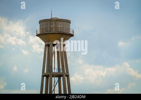 Wasserturm auf dem Feld, den jedes Dorf an der südöstlichen Seite der Türkei hat Stockfoto