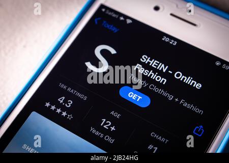 Kumamoto, JAPAN - Mär 14 2022 : die App-Ikone von Shein, einem chinesischen Fast-Fashion-Online-Fast-Fashion-Einzelhändler, in einem App Store auf einem iPhone Stockfoto