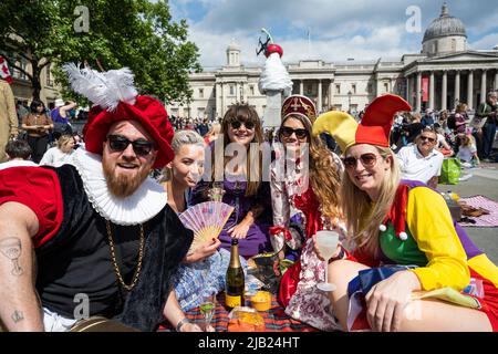 London, Großbritannien. 2. Juni 2022. Königliche Fans, die als Henry VIII und einige seiner sechs Frauen verkleidet sind, machen auf dem Trafalgar Square ein Picknick, während Trooping the Colour in der Nähe stattfindet und vier Tage der Feier zum Jubiläum der Königin anlässlich des Platin-Jubiläums zur Anerkennung der 70-jährigen Herrschaft der Königin beginnen. Kredit: Stephen Chung / Alamy Live Nachrichten Stockfoto