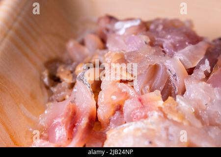 Ein Nahaufnahme nehmen japanische Hackpferd Makrele (Aji no Tataki, fein gehackter Pferdemakrele Sashimi) in einem Plastiklebensmittelbehälter mit. Stockfoto