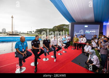 SAHRONI Ahmad, Vorsitzender der Formel E Jakarta, Portrait BASWEDAN Anies, Gouverneur von DKI Jakarta, Portrait LONGO Alberto, Formula E Chief Championship Officer & Co Gründer, Portrait DE VRIES Nyck (nld), Mercedes-EQ Silver Arrow 02, Portrait Pressekonferenz beim Meet and Greet während des Jakarta ePrix 2022, 6. Treffen der ABB FIA Formel-E-Weltmeisterschaft 2021-22 auf dem Jakarta International e-Prix Kurs vom 2. Bis 4. Juni in Jakarta - Photo Germain Hazard / DPPI Stockfoto