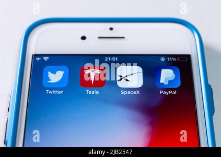 Kumamoto, JAPAN - Apr 26 2022 : das konzeptionelle Bild der Twitter-App mit Tesla-, SpaceX- und PayPal-Symbolen auf einem iPhone-Bildschirm auf dem weißen Hintergrund. Stockfoto