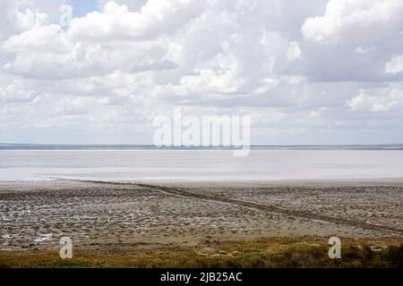 15. Mai 2022 Aksaray Türkei. Tuz golu Salzsee bei Aksaray an einem bewölkten Tag Stockfoto