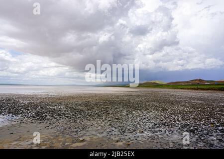 15. Mai 2022 Aksaray Türkei. Tuz golu Salzsee bei Aksaray an einem bewölkten Tag Stockfoto