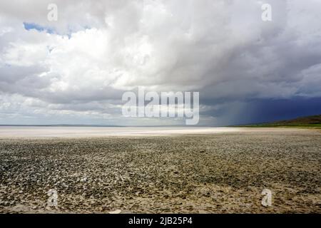 15. Mai 2022 Aksaray Türkei. Tuz golu Salzsee bei Aksaray an einem bewölkten Tag Stockfoto