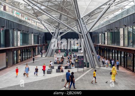 Neapel, Italien: 27. Mai 2022: Einkaufspassage Piazza Garibaldi, Einkaufszentrum und Anschlusspunkt zum Bahnhof Napoli Centrale. Leute spazieren Stockfoto