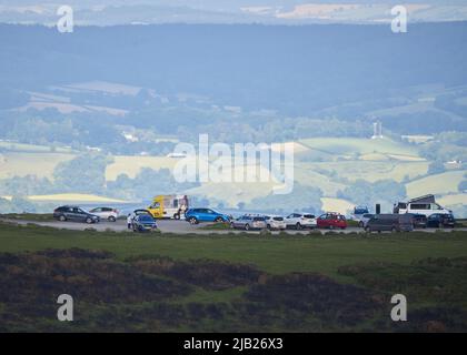 Dartmoor, Devon. VEREINIGTES KÖNIGREICH. 01.. Juni 2022. Der Parkplatz im Haytor Vale, Dartmoor National Park ist am späten Abend noch recht voll Credit: Will Tudor/Alamy Live News Stockfoto